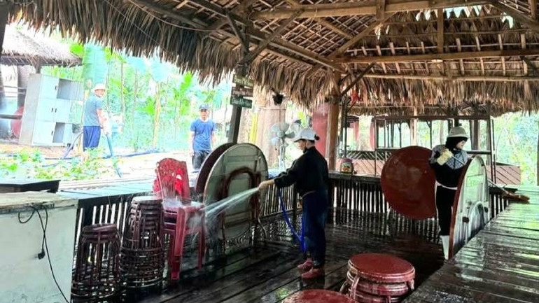 Nhân viên khu du lịch sinh thái Ozo Park khẩn trương làm vệ sinh sau bão để ngày 29/8 đón khách trở lại. ozo.jpg