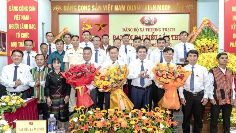 Ban Chấp hành Đảng bộ xã Thượng Trạch, tỉnh Quảng Trị ra mắt đại hội. a222.jpg