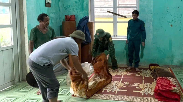 Các hộ đồng bào Rục trong chiều nay được di chuyển lên nhà văn hóa của bản để bảo đảm an toàn. z6940710324808-23c6d0ba4013cdfeec42b983047370ee.jpg