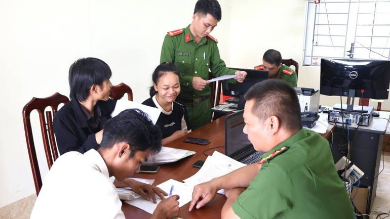 Công an xã Kim Ngân, tỉnh Quảng Trị, hướng dẫn thủ tục hành chính công cho công dân. a5-cong-an-xa-kim-ngan-tinh-quang-tri-huong-dan-ve-thu-tuc-hanh-chinh-cong-cong-dan.jpg