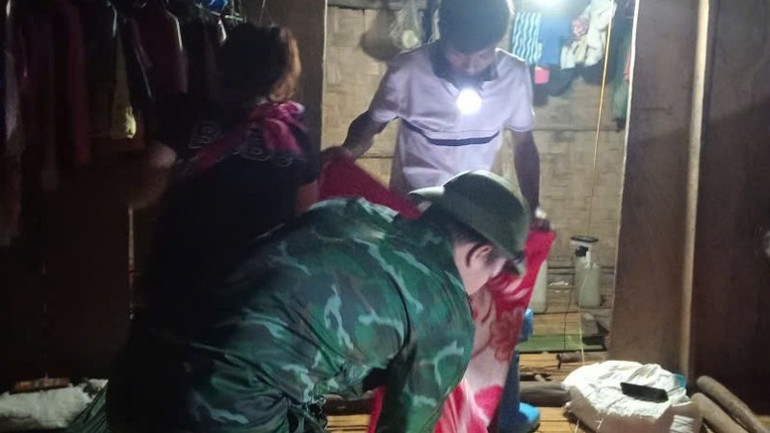 Trong đêm nay, Đồn Biên phòng Ra Mai vận động các hộ dân ở các khu vực có nguy cơ mất an toàn di dời đến nơi cao ráo trong nội bản. z6940803897508-153ebf9a0ca74bb4f573b8355384b8db-9190.jpg
