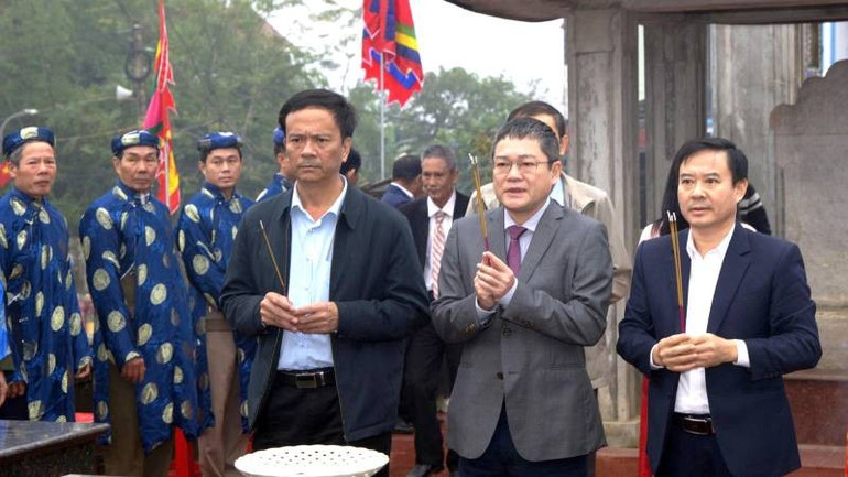 Liderii Comitetului Popular și ai Departamentului de Cultură, Sport și Turism din provincia Quang Tri au oferit tămâie la Templul Song Trung. z7322463694683-3d67558266119731f34969ff615de252.jpg