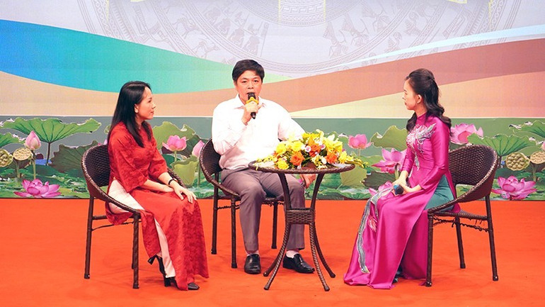 Nhà báo Nguyễn Hương GIang, Trưởng Văn phòng đại diện Báo Nhân Dân chia sẻ tại chương trình. aqqq.jpg