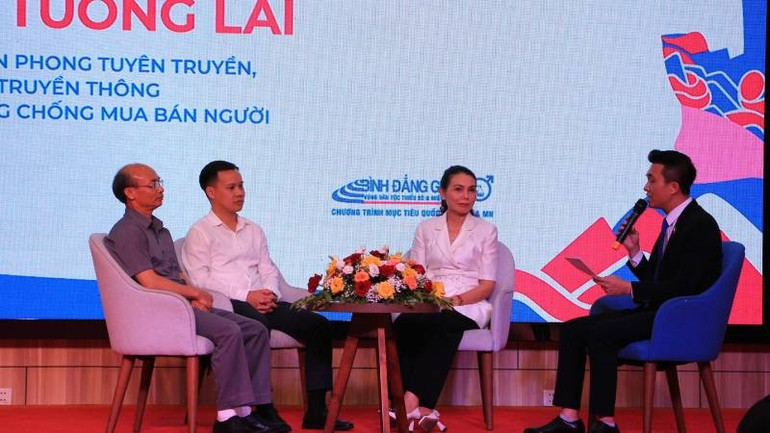 Trao đổi giữa diễn giả, nhà quản lý với các địa biểu về tuyên truyền phòng chống mua bán người. ct3.jpg