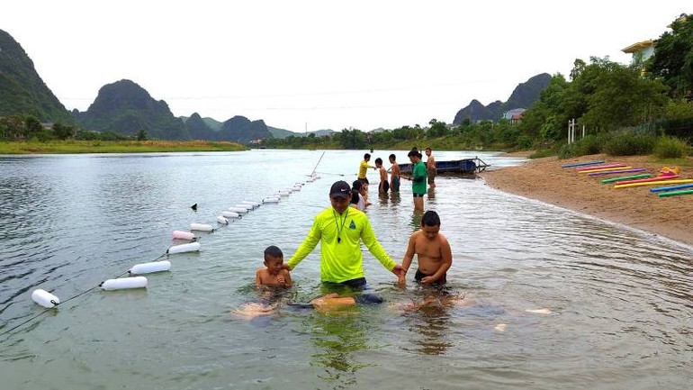 Mùa hè hằng năm, Công ty du lịch Oxalis tổ chức lớp dạy bơi miễn phí cho trẻ em ở xã Phong Nha, tỉnh Quảng Trị. boi.jpg