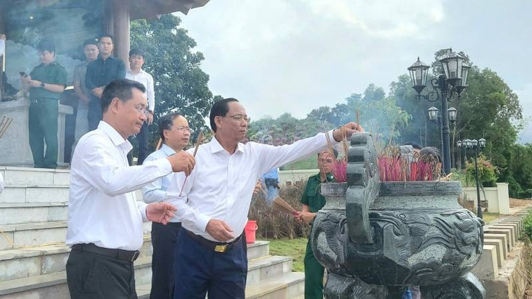 Phó Chủ tịch Quốc hội Trần Quang Phương và Bí thư Tỉnh ủy Quảng Trị Lê Ngọc Quang dâng hương tưởng nhớ các liệt sĩ bên sông Long Đại. a5.jpg