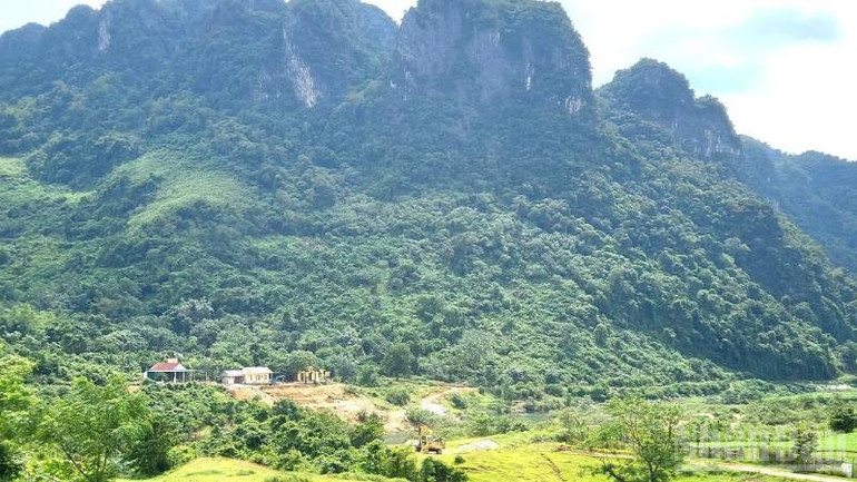 Bản Cây Sú nằm dưới chân núi, tiềm ẩn nguy cơ đá rơi khi vào mùa mưa lũ. ndo_br_ban-cay-su.jpg
