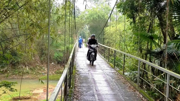 Cầu treo Đồng Tân, xã Đồng Lê, tỉnh Quảng Trị xuống cấp nghiêm trọng nhưng người dân vẫn phải qua lại hằng ngày. a2.jpg