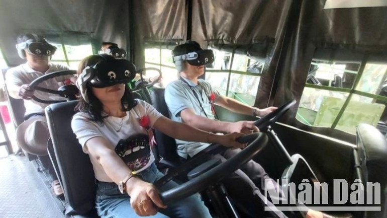 Du khách trải nghiệm công nghệ trình chiếu 9D với gió, hơi bom, mùi thuốc nổ, sức nóng, cùng chuyển động rung lắc trong buồng lái của người lính lái xe Trường Sơn. z6773558160909-ed588de065ff852ee59619fe8e6e1150-6921.jpg