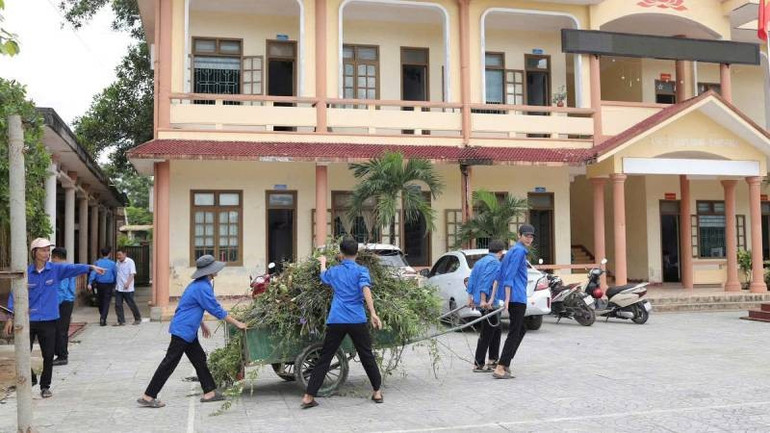 Đoàn viên, thanh niên tham gia thu dọn vệ sinh khuôn viên trụ sở hành chính z6779903590770-837f58b02ceb11e260c1a1b40e65c4ca.jpg