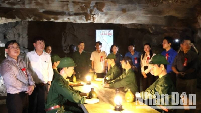 Các đại biểu chụp ảnh lưu niệm trong Hang Chỉ huy. a13445-6845.jpg