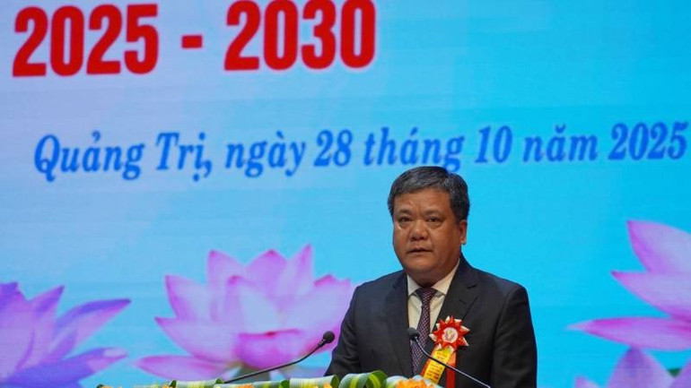 De voorzitter van het Provinciaal Volkscomité en de voorzitter van de Raad voor Emulatie en Beloning van de provincie Quang Tri, Tran Phong, sprak op het congres. dsc00982-20251028092838.jpg