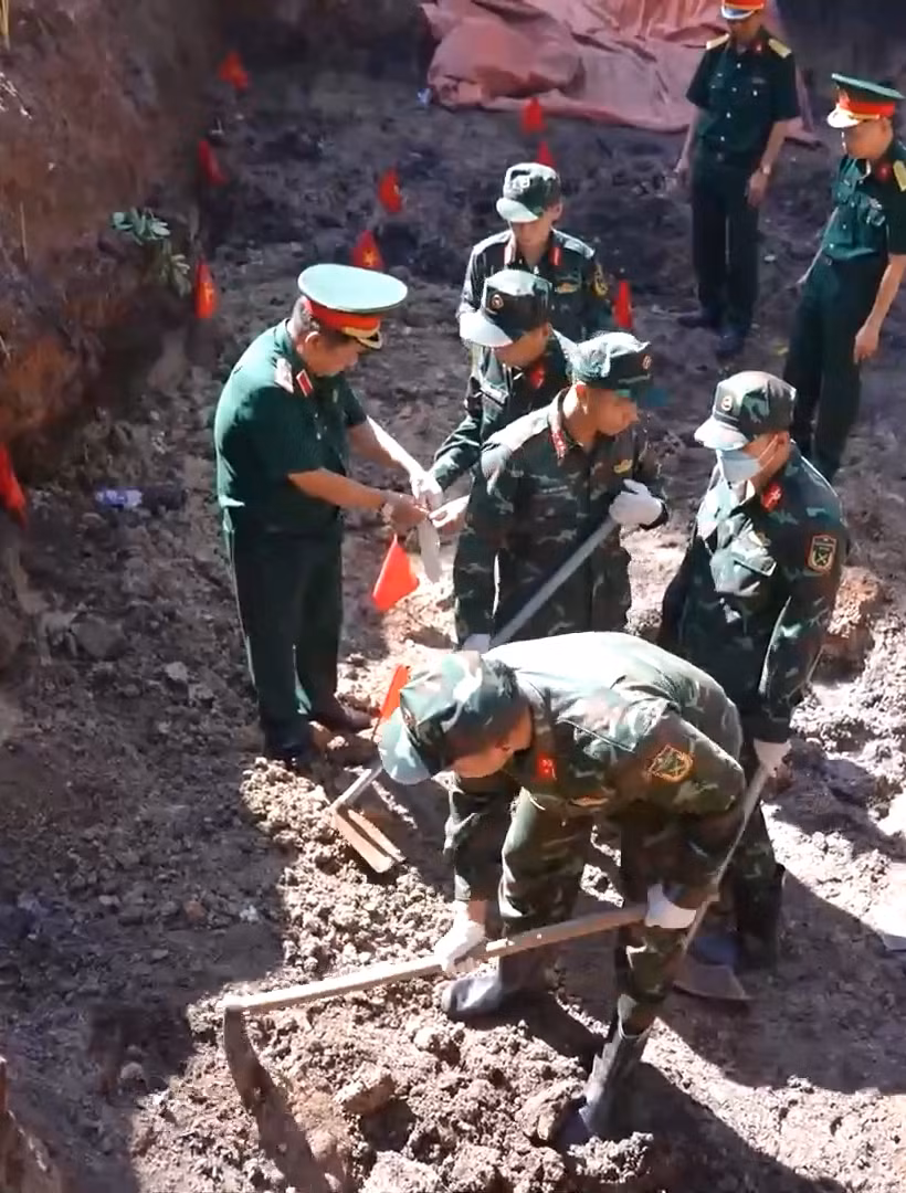 [Video] Phát hiện thêm 17 bộ hài cốt liệt sĩ tại Công viên Lê Thị Riêng