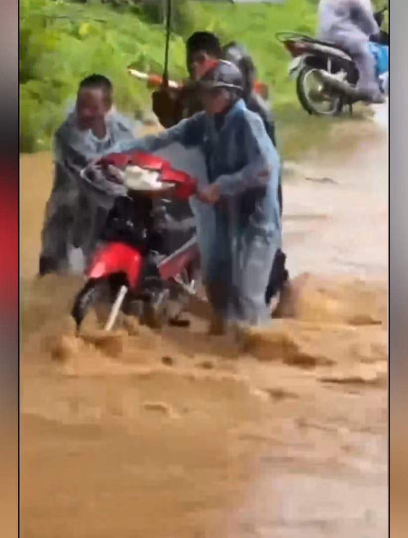 [Video] Người dân vùng biên mong có cầu vượt lũ