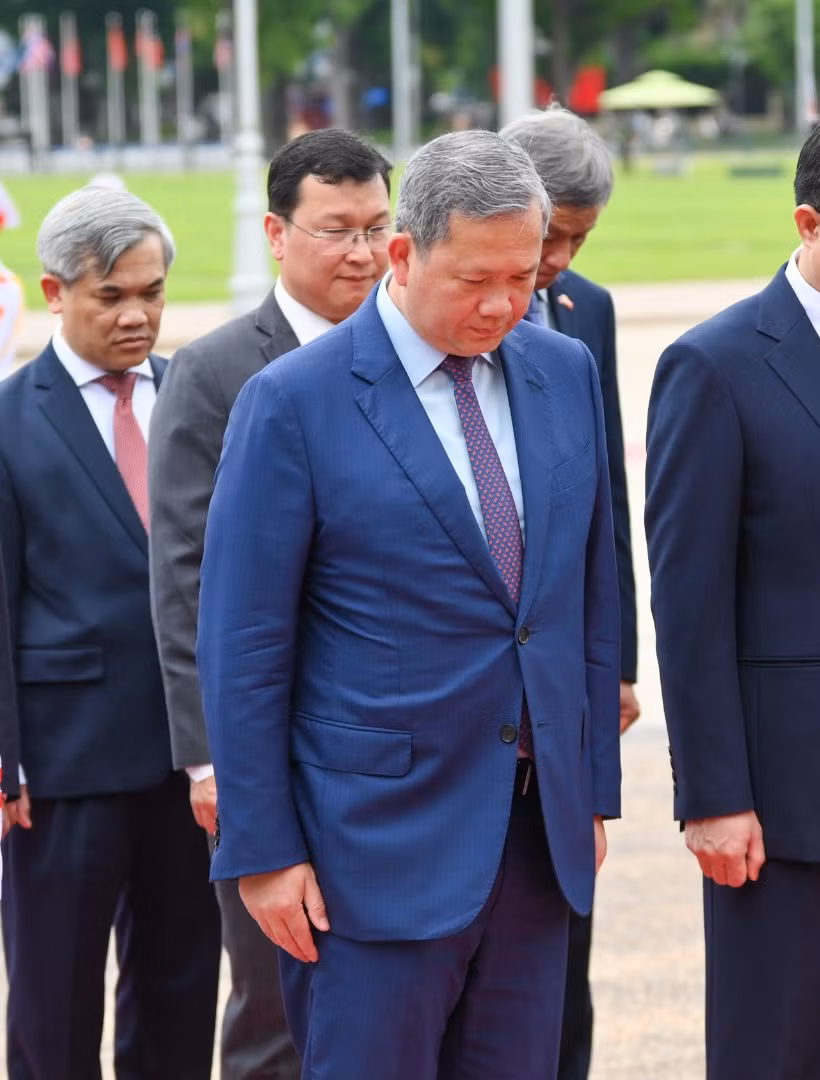 Thủ tướng Campuchia Samdech Moha Borvor Thipadei Hun Manet cùng Đoàn đại biểu cấp cao tưởng niệm Chủ tịch Hồ Chí Minh.