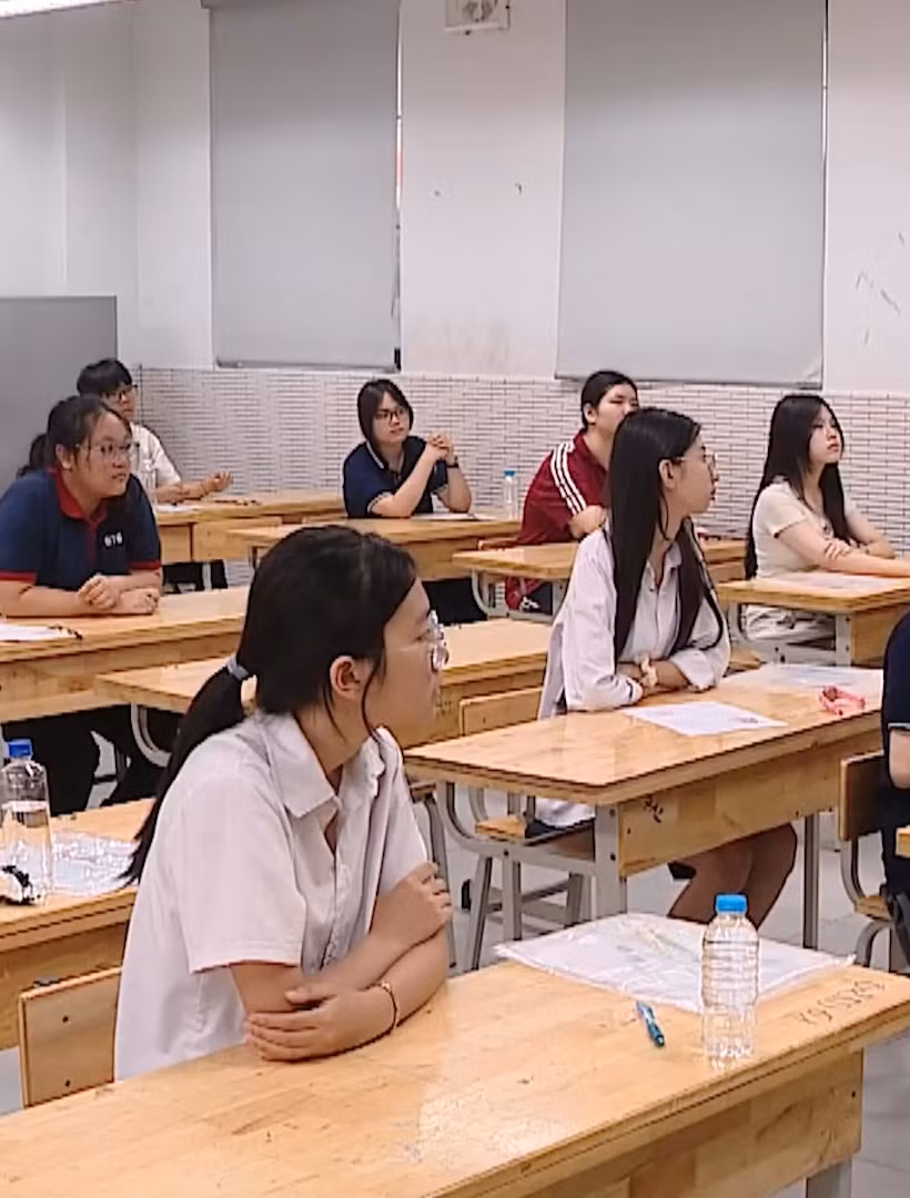 [Video] Thí sinh Hà Nội hoàn thành môn Toán, khép lại kỳ thi vào lớp 10 không chuyên