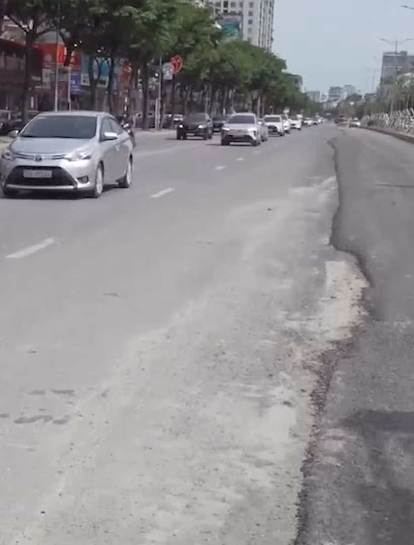 [Video] Nhiều tuyến phố Hà Nội nham nhở sau hoàn trả mặt đường dự án chống ngập