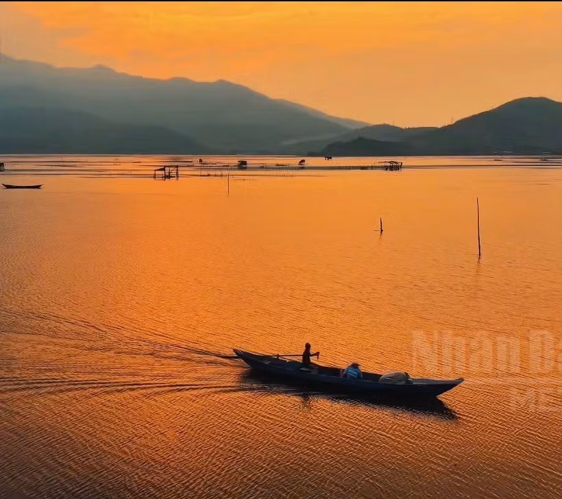 [Video] Hoàng hôn Đầm Lập An – Nơi mặt trời lặn trên những mẻ lưới