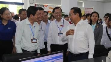 Chủ tịch Ủy ban nhân dân Thành phố Hồ Chí Minh Nguyễn Văn Được kiểm tra hoạt động tại Trung tâm phục vụ hành chính công phường Dĩ An. 