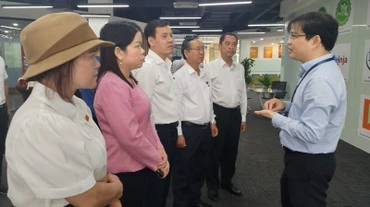 Tiến sĩ Ngô Minh Đức, Hiệu trưởng Trường Đại học Quốc tế Miền Đông (bên phải) giới thiệu Hệ sinh thái Đổi mới sáng tạo tại trường với các Đại biểu Quốc hội Thành phố Hồ Chí Minh.