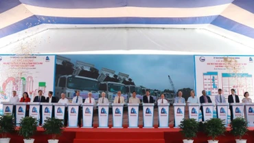Các đại biểu thực hiện nghi thức khởi động dự án Nhà máy điện rác công suất 24MW.
