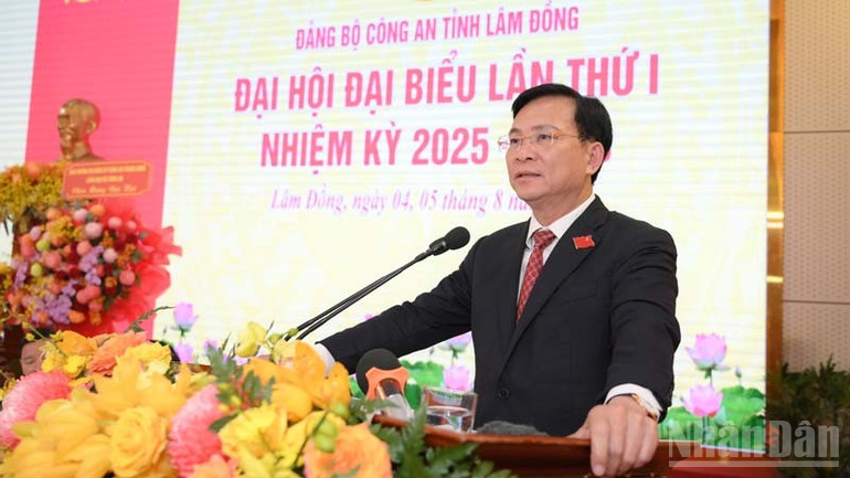Đồng chí Hồ Văn Mười, Phó Bí thư Tỉnh ủy, Chủ tịch Ủy ban nhân dân tỉnh Lâm Đồng phát biểu tại Đại hội. ndo_br_18.jpg