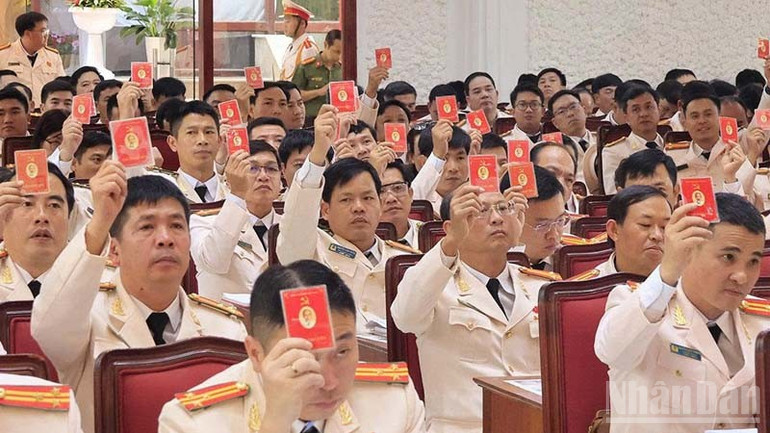 Đại biểu biểu quyết các chỉ tiêu và thông qua toàn văn dự thảo Nghị quyết. ndo_br_26.jpg