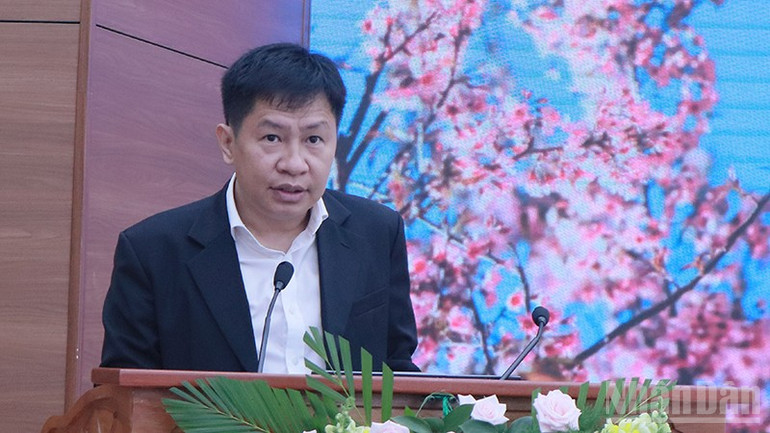 Đại diện Sở Khoa học và Công nghệ tỉnh Lâm Đồng báo cáo kết quả chuyển đổi số phục vụ hoạt động của chính quyền 2 cấp và giới thiệu sổ tay "Bình dân học vụ số". ndo_br_11.jpg