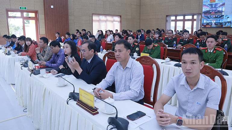 Các đại biểu tham gia lễ phát động. ndo_br_33.jpg