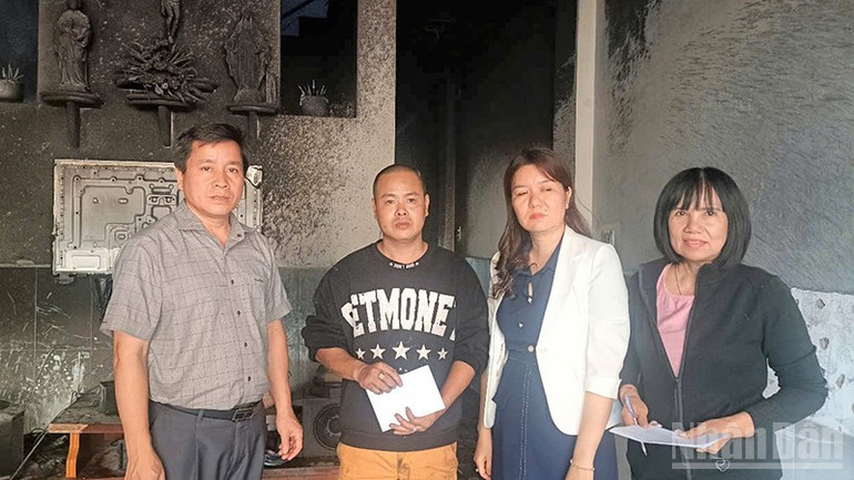Lãnh đạo phường B'Lao kịp thời có mặt trao hỗ trợ, động viên gia đình ông Luân sau vụ hỏa hoạn. ndo_br_cv.jpg