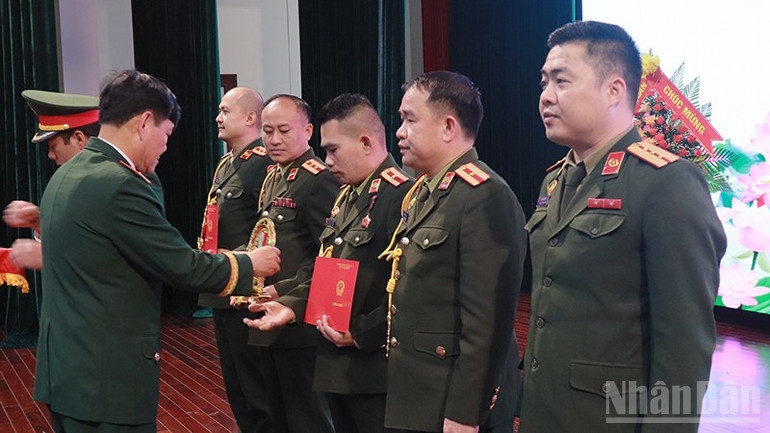 Trung tướng Đỗ Minh Xương, Giám đốc Học viện Lục quân trao bằng tốt nghiệp cho các học viên. ndo_br_1.jpg
