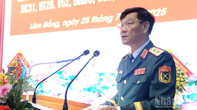 Trung tướng Đỗ Minh Xương, Giám đốc Học viện Lục quân phát biểu tại lễ tốt nghiệp. ndo_br_hv3.jpg