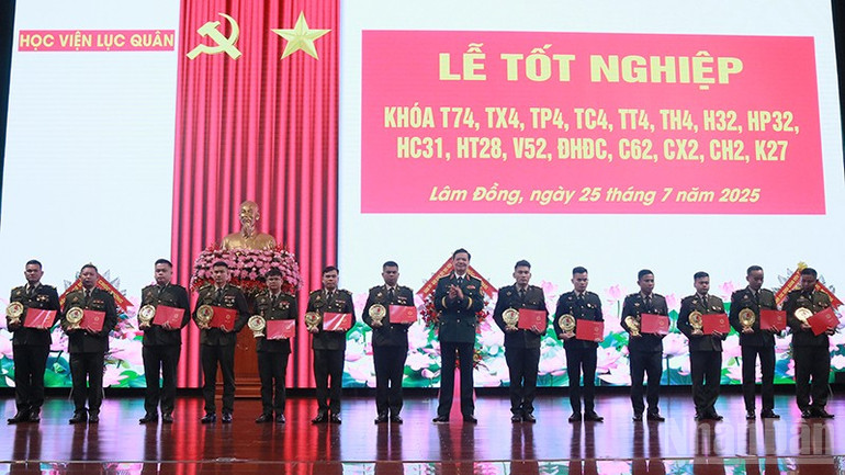 Đảng ủy Học viện Lục quân trao bằng tốt nghiệp cho các học viên. ndo_br_21.jpg