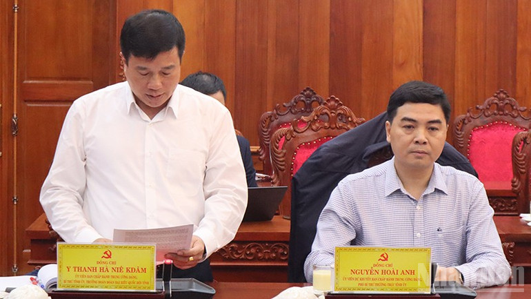 Bí thư Tỉnh ủy Lâm Đồng Y Thanh Hà Niê Kđăm báo cáo tại buổi làm việc. ndo_br_3.jpg