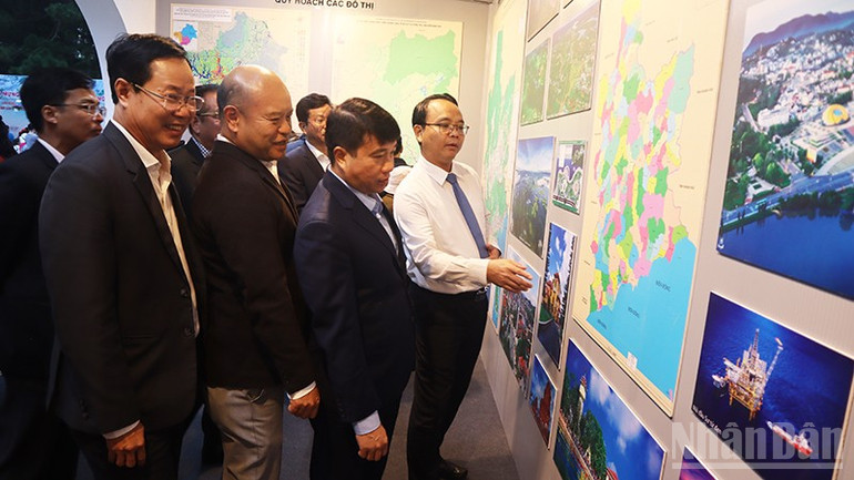 Các đại biểu tham quan khu trưng bày triển lãm quy hoạch chung của tỉnh Lâm Đồng mới. ndo_br_w.jpg