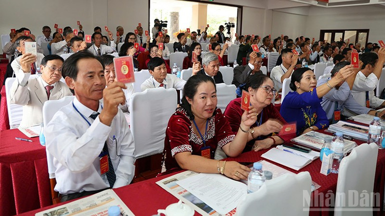 Đại hội biểu quyết thông qua nghị quyết đại hội. ndo_br_05.jpg