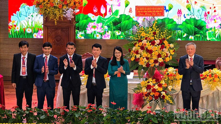 Phó Thủ tướng Thường trực Chính phủ Nguyễn Hòa Bình tặng hoa chúc mừng Đại hội. ndo_br_04.jpg