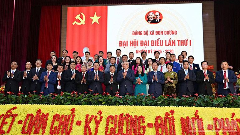 Phó Thủ tướng Thường trực Chính phủ Nguyễn Hòa Bình và các đại biểu chụp hình lưu niệm tại Đại hội. ndo_br_02.jpg