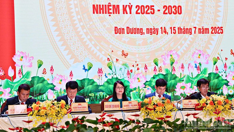 Các đồng chí chủ trì Đại hội. ndo_br_01.jpg