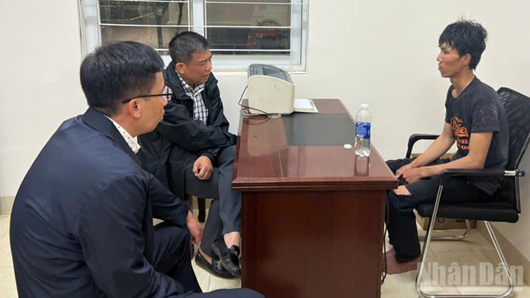 Nguyễn Văn Nhân tại cơ quan công an sau khi bị bắt. ndo_br_13.jpg