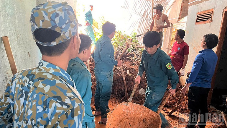 Các lực lượng hỗ trợ người dân khắc phục hậu quả sau lũ quét. ndo_br_4.jpg