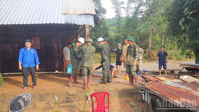 Cán bộ, chiến sĩ Tiểu đoàn 37 thuộc Lữ đoàn Công binh 293, Quân Khu 7 hỗ trợ người dân khắc phục hậu quả sau lũ quét. ndo_br_6.jpg