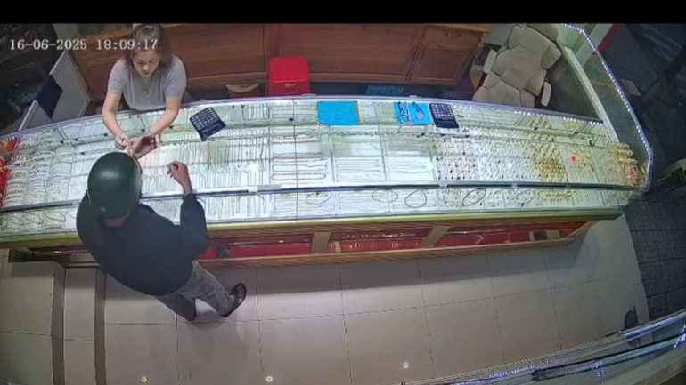 Camara an ninh ghi lại cảnh Hùng giả vờ mua vàng. 3333.jpg