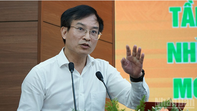 Phó Giáo sư, Tiến sĩ Bùi Văn Huyền - Ủy viên Hội đồng Lý luận Trung ương, Viện trưởng Viện Kinh tế - Xã hội và Môi trường, Học viện Chính trị quốc gia Hồ Chí Minh phát biểu tại Hội thảo. ndo_br_d.jpg