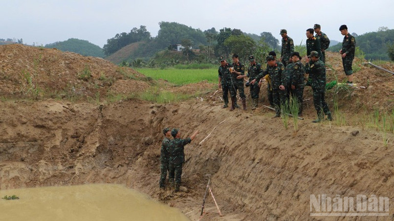 Việc hủy nổ được thực hiện đúng kỹ thuật, bảo đảm an toàn tuyệt đối về người và trang bị. ndo_br_aa.jpg
