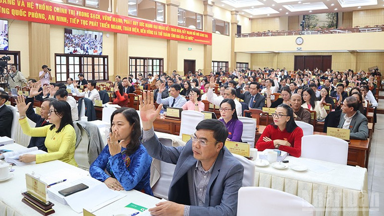Các đại biểu biểu quyết thông qua các nghị quyết tại kỳ họp. ndo_br_2.jpg