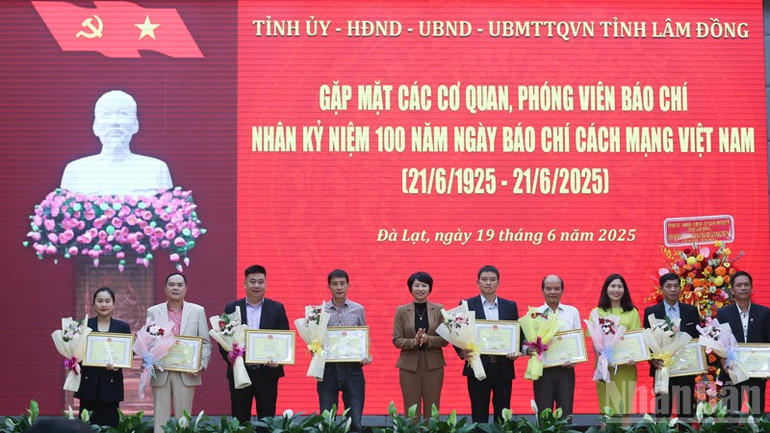 Vinh danh tác giả, nhóm tác giả đạt giải báo chí tỉnh Lâm Đồng lần thứ XXI năm 2025. ndo_br_1.jpg