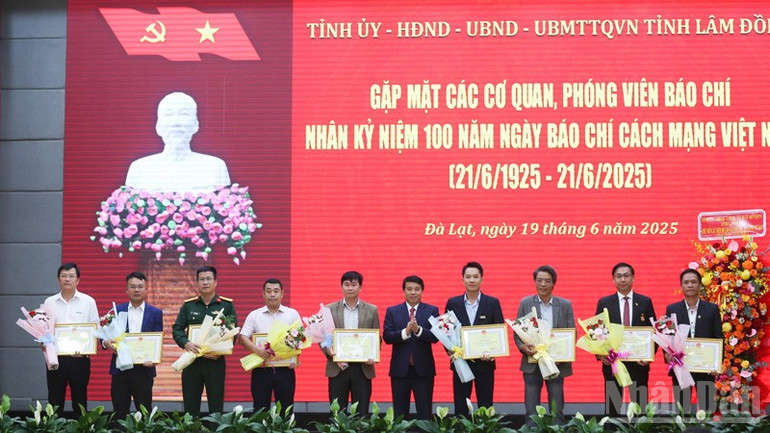 Tặng Bằng khen cho các tập thể và cá nhân tiêu biểu trong lĩnh vực báo chí trên địa bàn tỉnh Lâm Đồng trong thời gian qua. ndo_br_h8.jpg