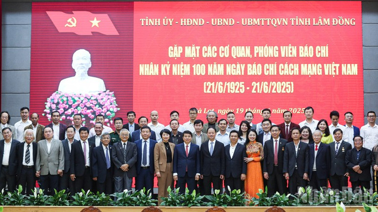 Lãnh đạo tỉnh Lâm Đồng chụp ảnh lưu niệm với các phóng viên, nhà báo. ndo_br_h7.jpg