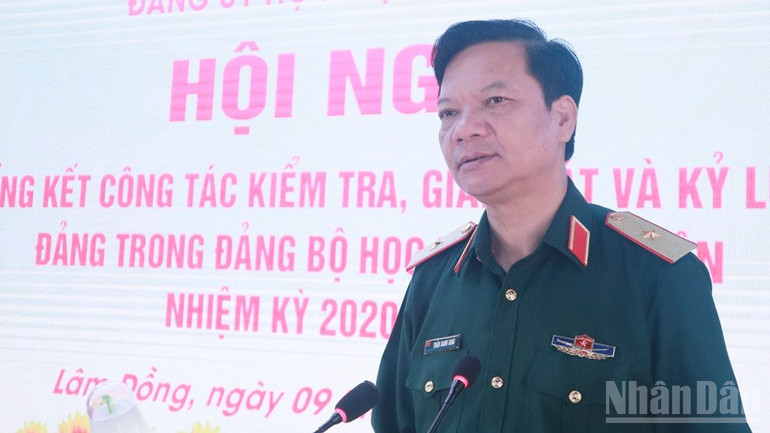 Thiếu tướng Trần Danh Khải, Bí thư Đảng ủy, Chính ủy Học viện Lục quân phát biểu tại Hội nghị. ndo_br_4.jpg